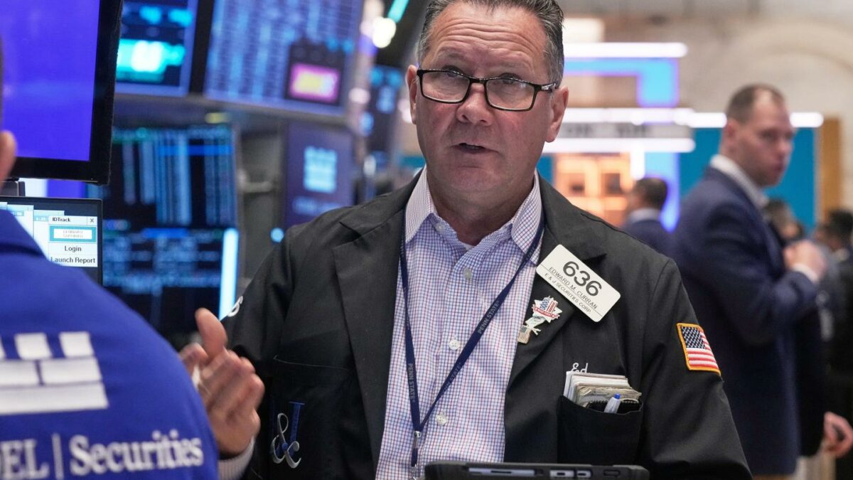 U.S. stocks lift on the last day of November as Wall Street eagerly awaits the results of Black Friday