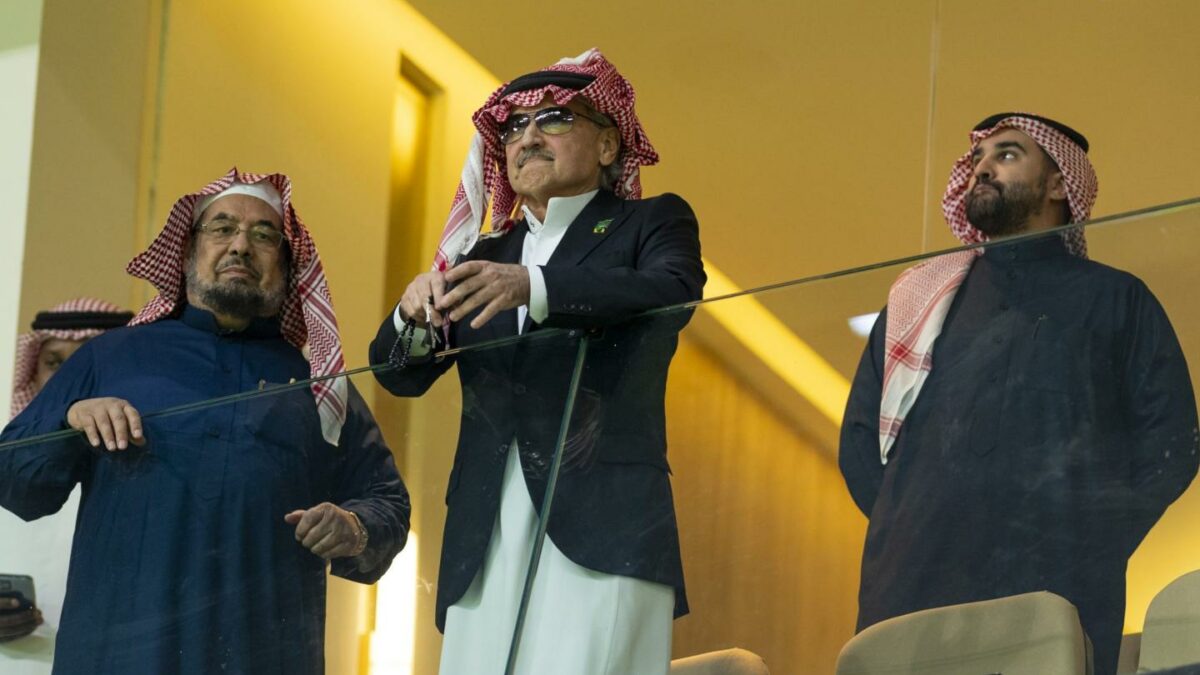 Prince of Saudi Arabia Al Waleed bin Talal Al Saud (C).