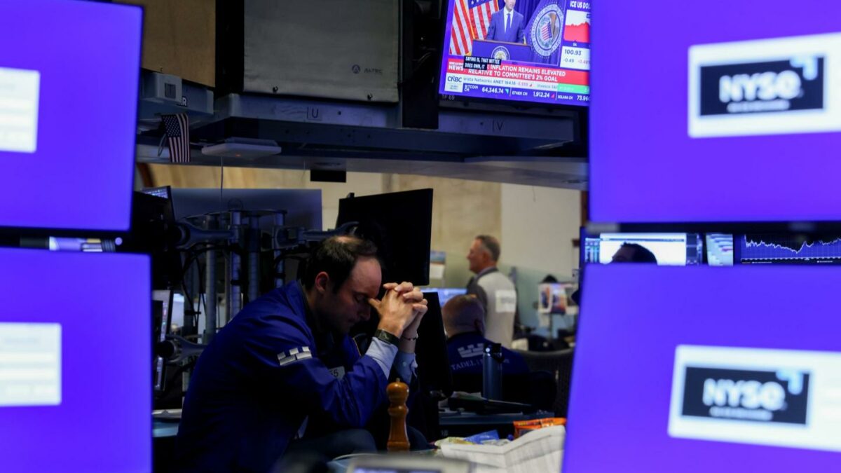 A television station broadcasts Kevin Warsh, chairman of the US Federal Reserve, speaking after a Federal Open Market Committee (FOMC) meeting as traders work on the floor of the New York Stock Exchange (NYSE) in New York, US, on Wednesday, July 29, 2026.
