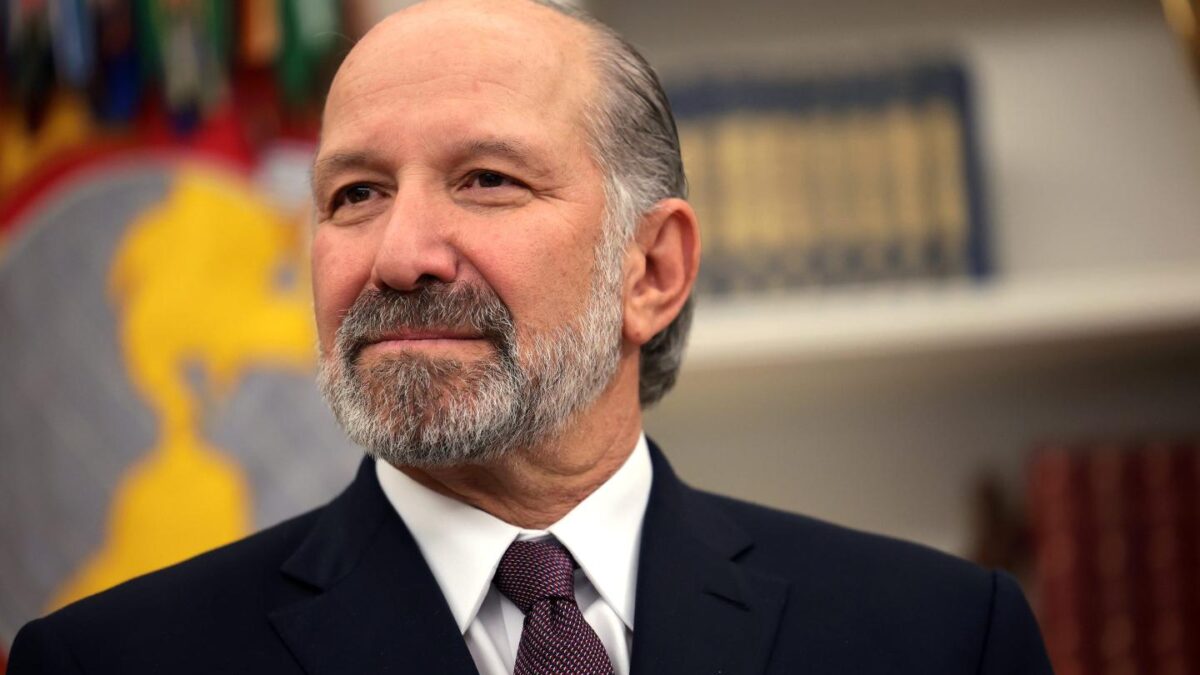 Howard Lutnick looks off camera and smiles.